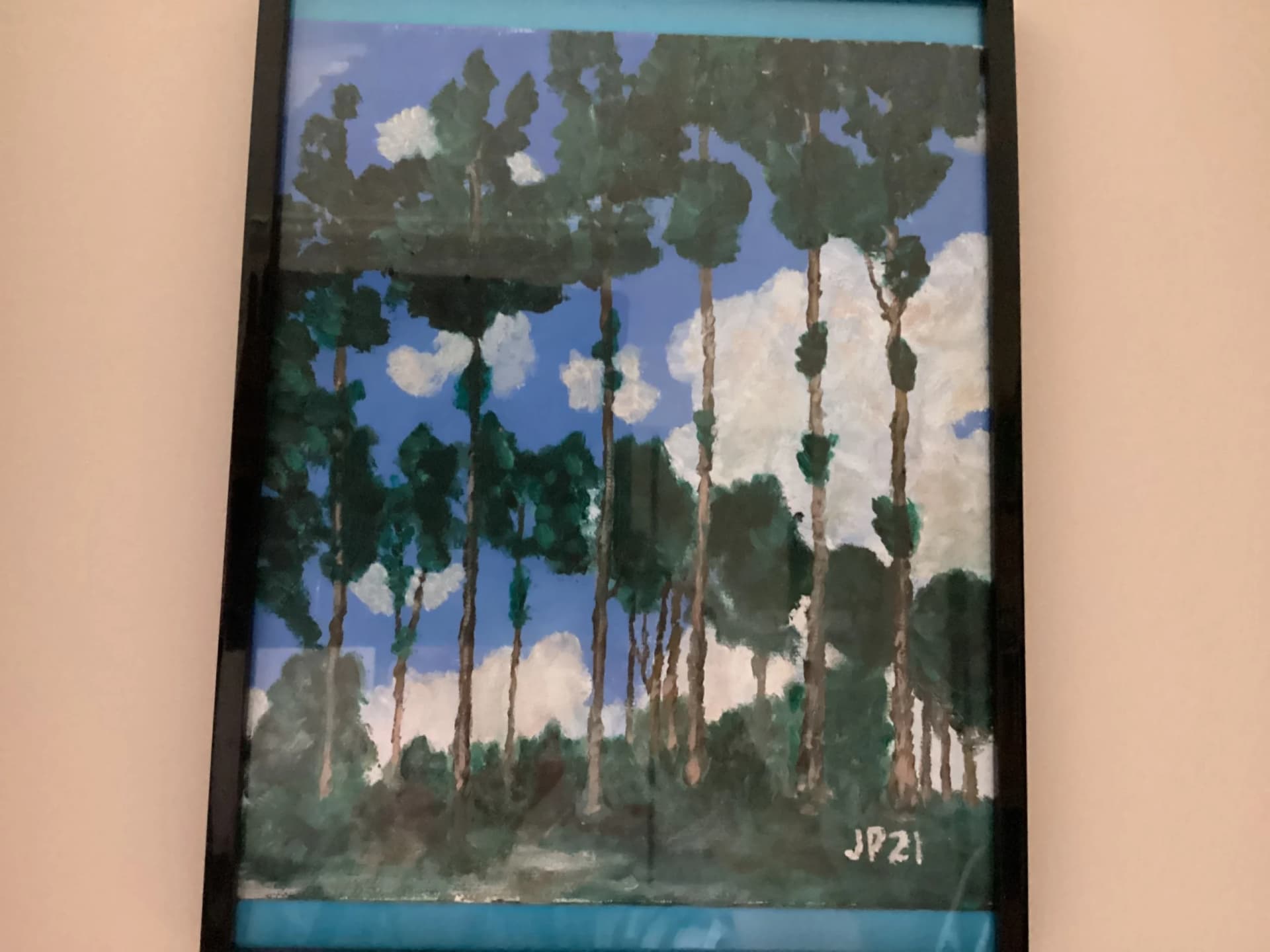 Arbres alignés sous un ciel bleu