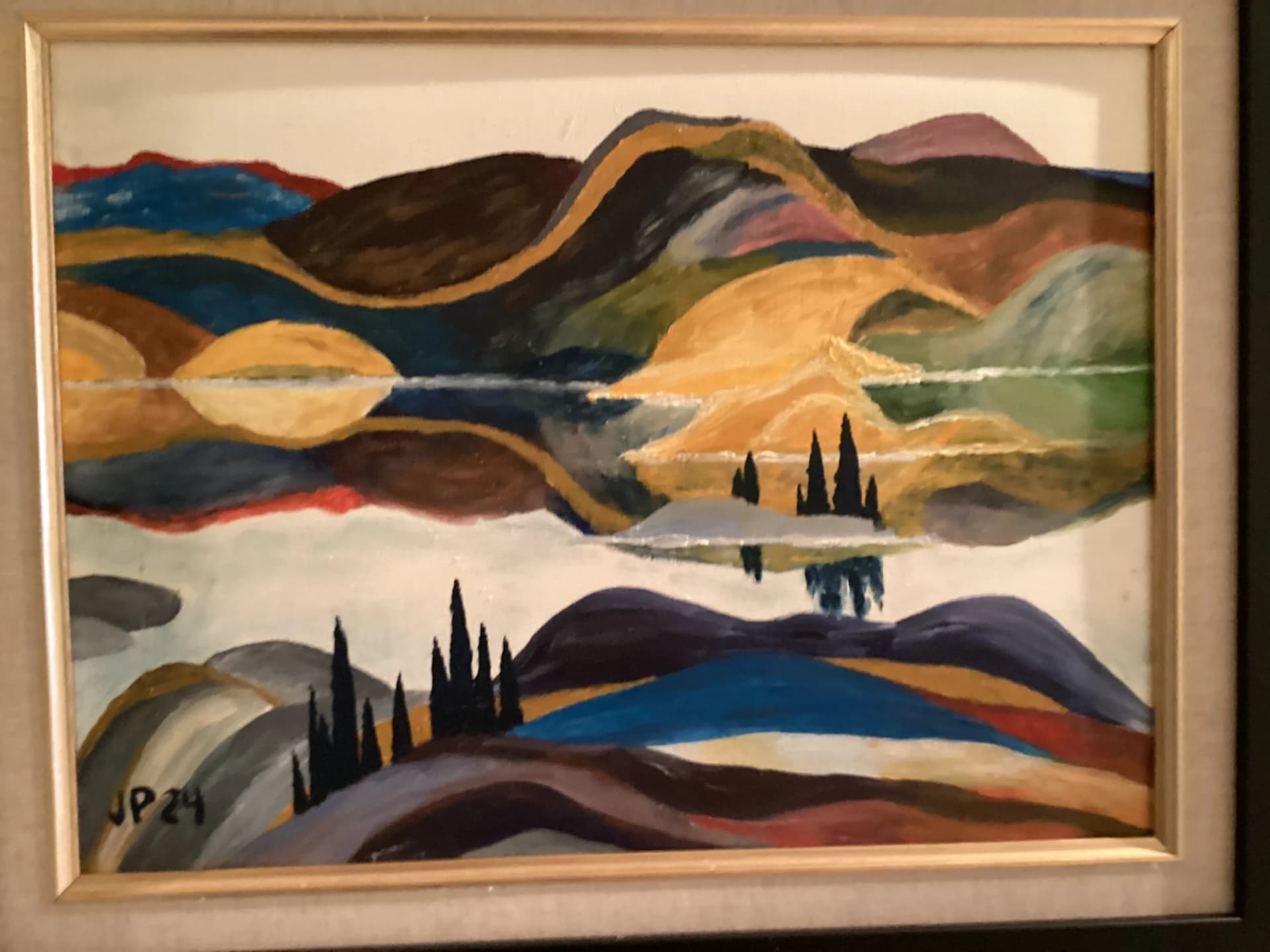 Collines colorées et lac