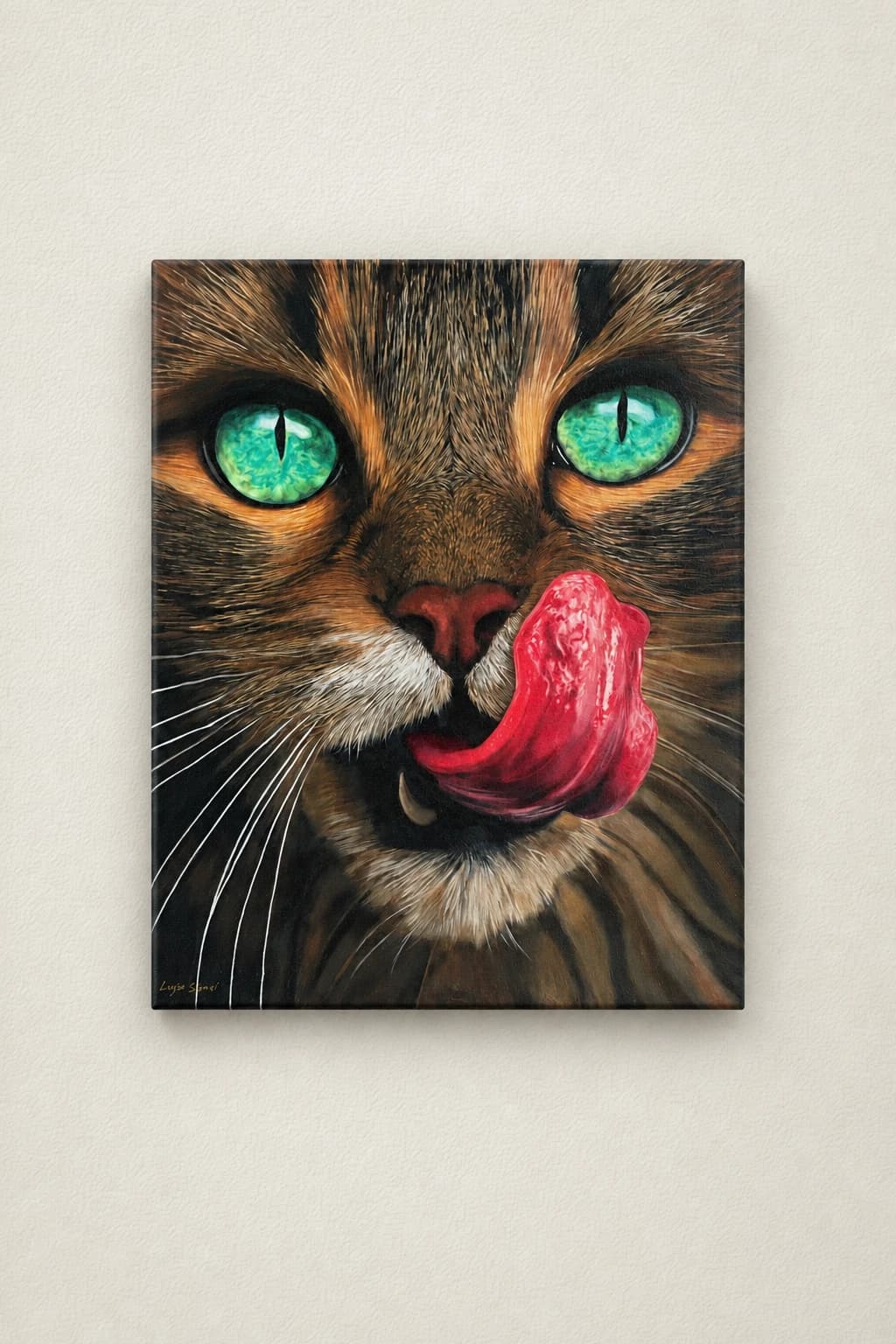 Un chat qui se lèche le nez