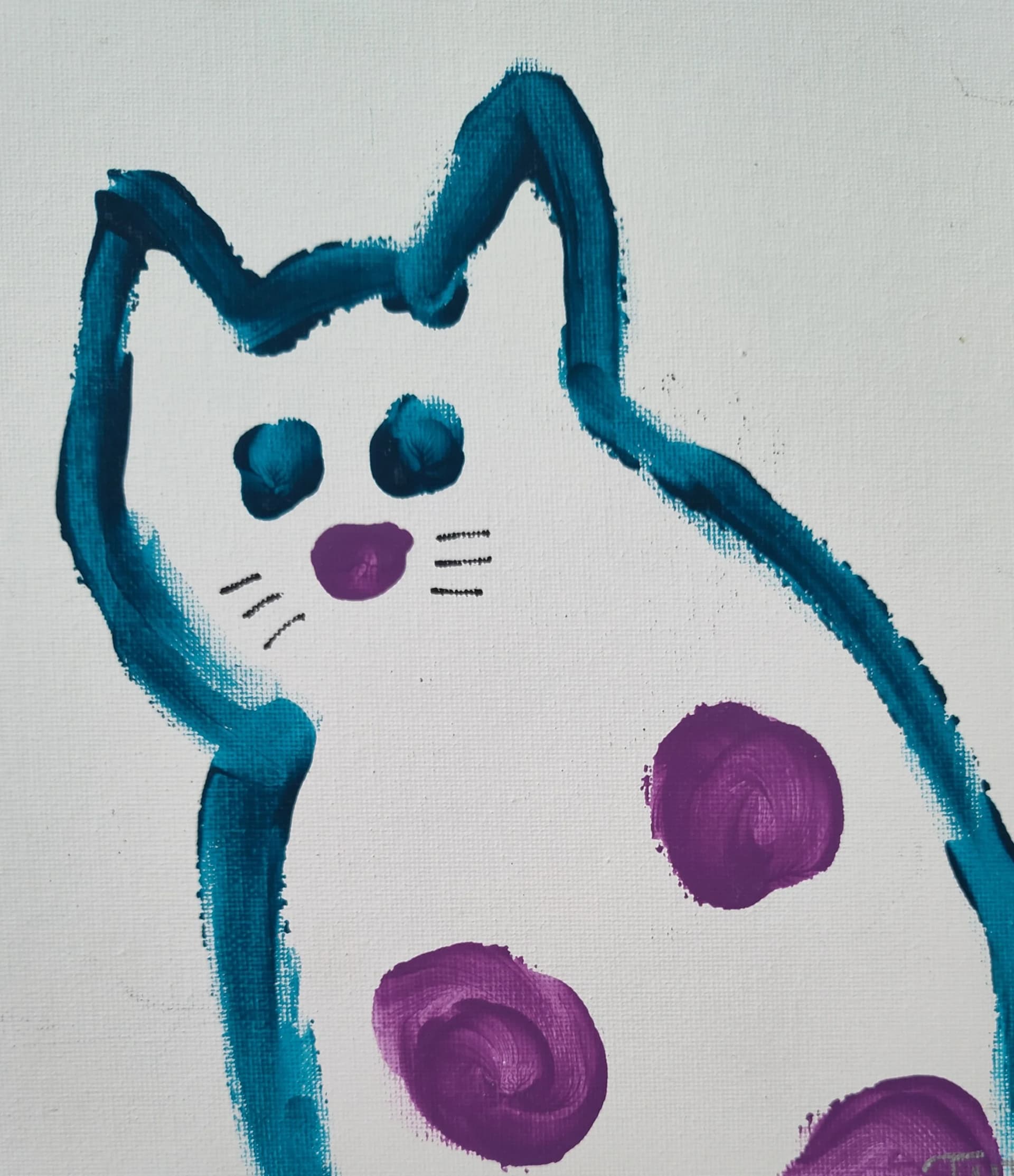 Chat stylisé aux taches violettes