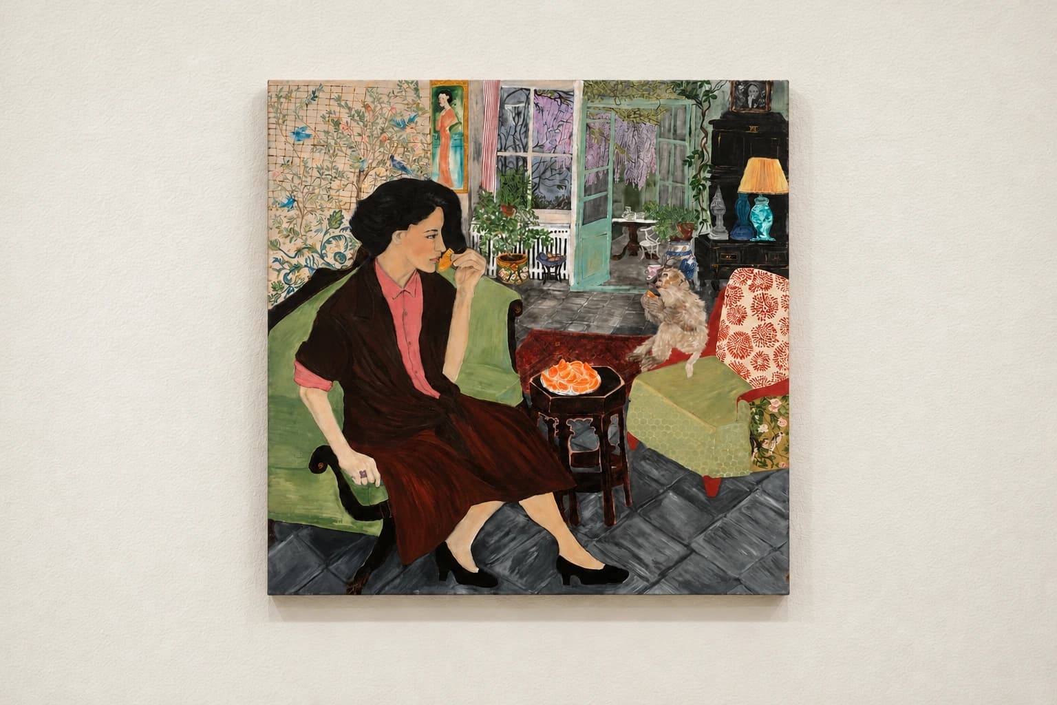 Femme et singe dans le salon