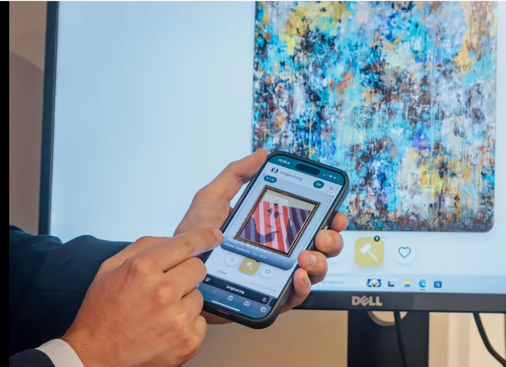 Un acheteur utilise PickArt sur loriginal.org devant une œuvre de la galerie