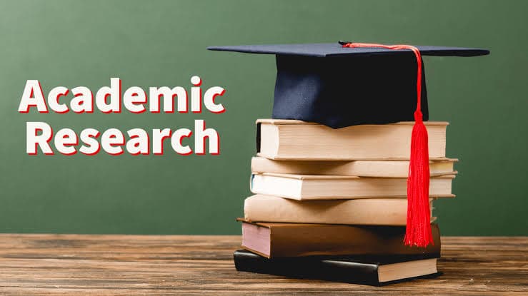 Toque de diplômé posée sur une pile de livres