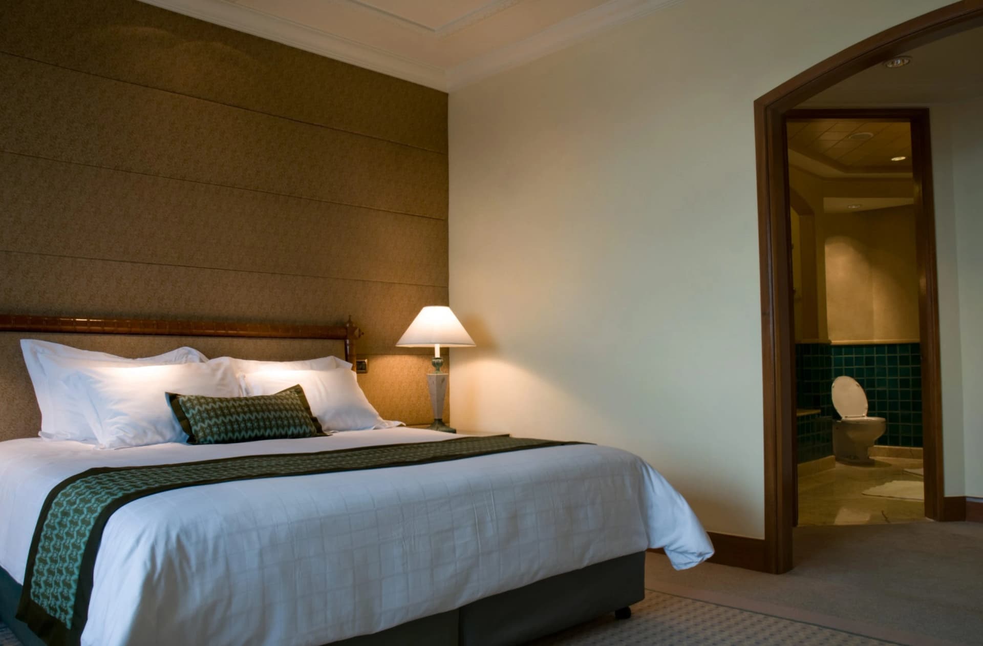 Chambre d'hotel avec art choisi