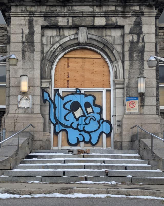 Lost Claws on an abandoned building in Ville-Marie