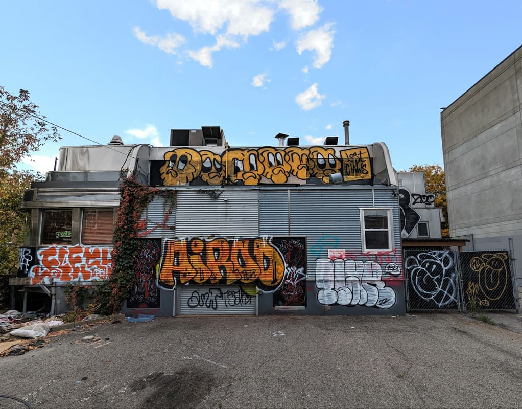 Lost Claws on the roof, and Flesh, Airod, Tsar and Gore at ground level of this abandoned diner