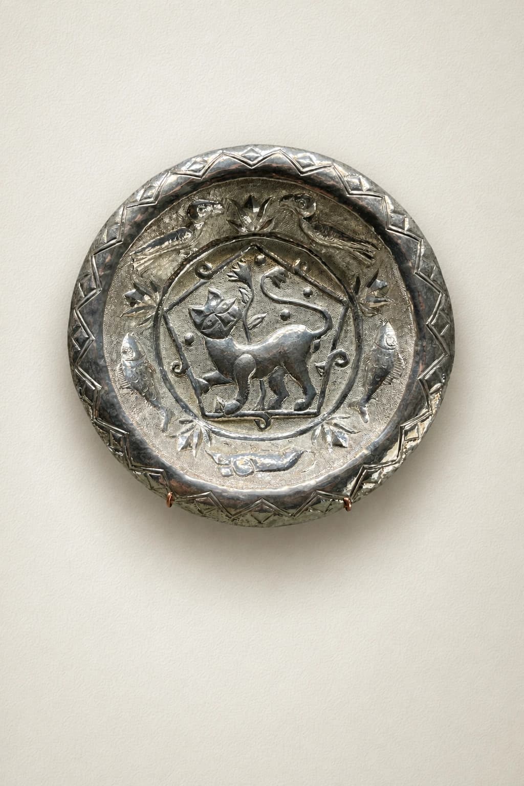 Assiette en métal argenté ornée