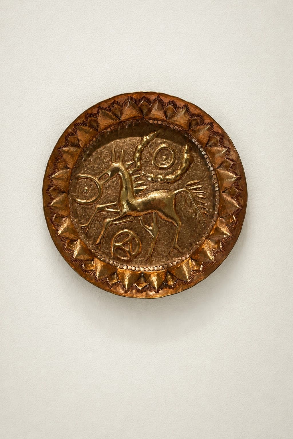 Plaque en métal avec cheval stylisé