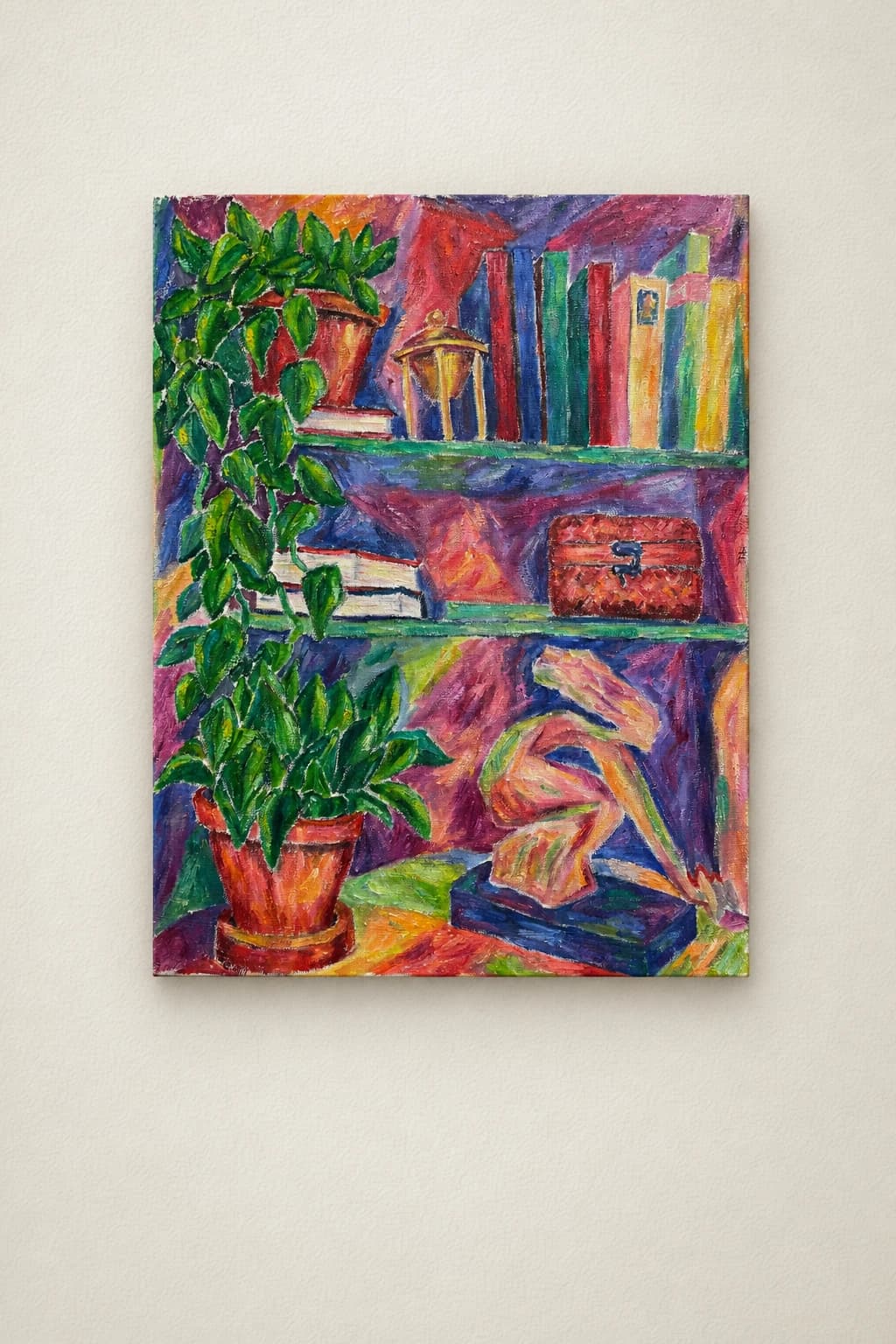 Bibliothèque, plante et sculpture