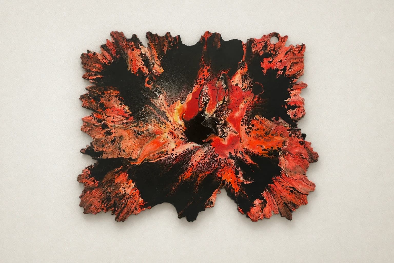 Éruption rouge et noire