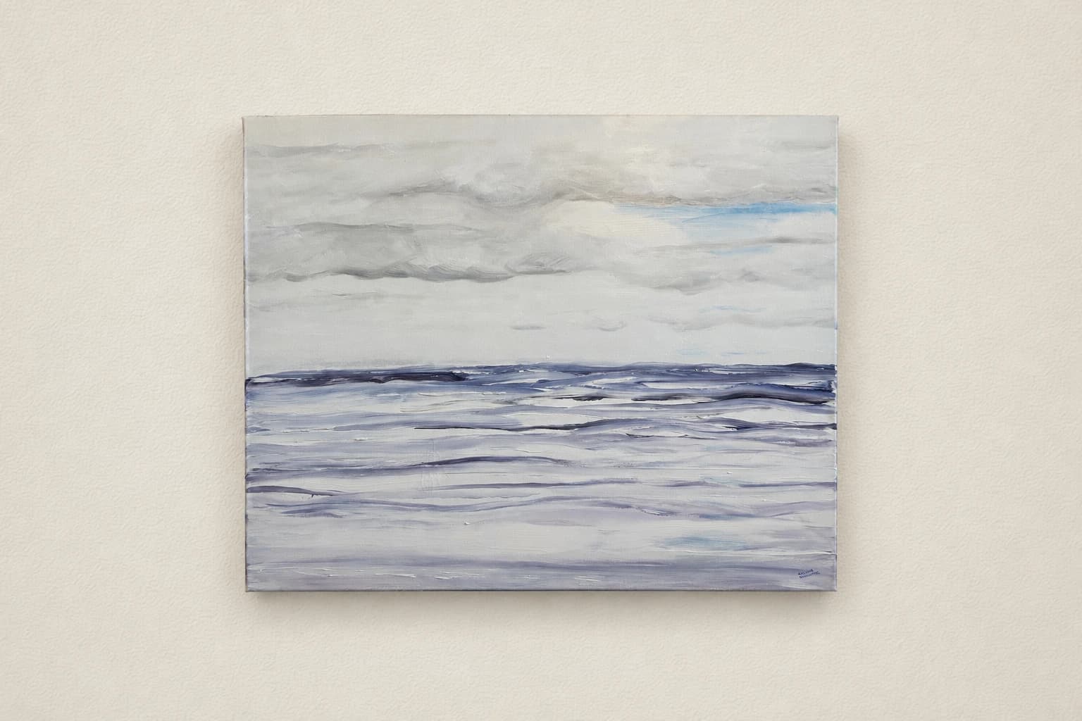 Mer sous ciel nuageux